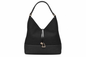 T012677BLK - Crna torba kombinovane teksture sa ukrasnim priveskom