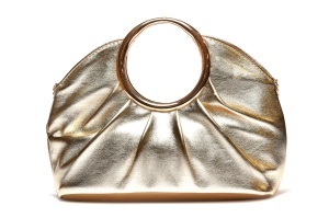 T032667GLD - Zlatna clutch torba morednog dizajna sa metalnom ručkom