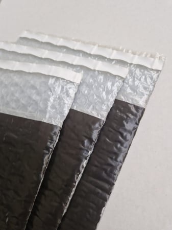 50 buc Pungi plic NEGRU ANTISOC cu bule PLASTIC - 320 x 400 + 50 (A4) mm cu banda adeziva permanenta