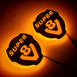 Set 2 Embleme LED Exterior SCANIA V8 SUPER – Iluminare Totală (Față + Contur), Waterproof, Fixare cu Șuruburi, Stabilizator de Tensiune, 12V-24V