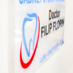 Placa personalizata dreptunghiulara 60x28 cm prezentare Cabinet Medical Stomatologie cu suporti de prindere - Img 3