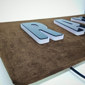 Placă Camion PREMIUM Alcantara NUME, INITIALE SAU LOGO – Efect 3D, Culori Personalizabile, Stabilizator 12V-24V & Telecomandă - Img 4