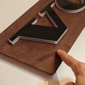 Placă Camion PREMIUM Alcantara VOLVO – 88x17 cm, Efect 3D, Culori Personalizabile, Stabilizator 12V-24V & Telecomandă - Img 7