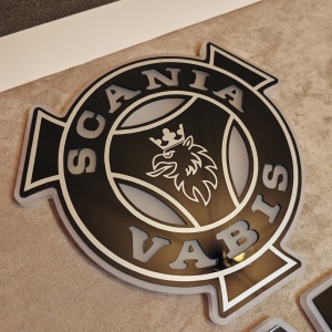 Placă Camion PREMIUM Alcantara SCANIA VABIS – 80x40 cm, Efect 3D, Culori Personalizabile, Stabilizator 12V-24V & Telecomandă - Img 5