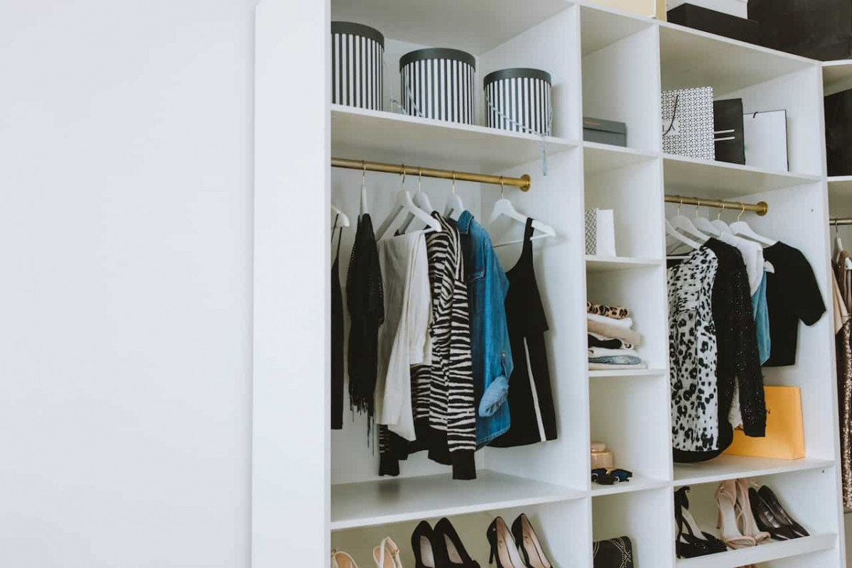 Organizare dulap haine – Cum sa iti organizezi hainele in dulap in mod practic