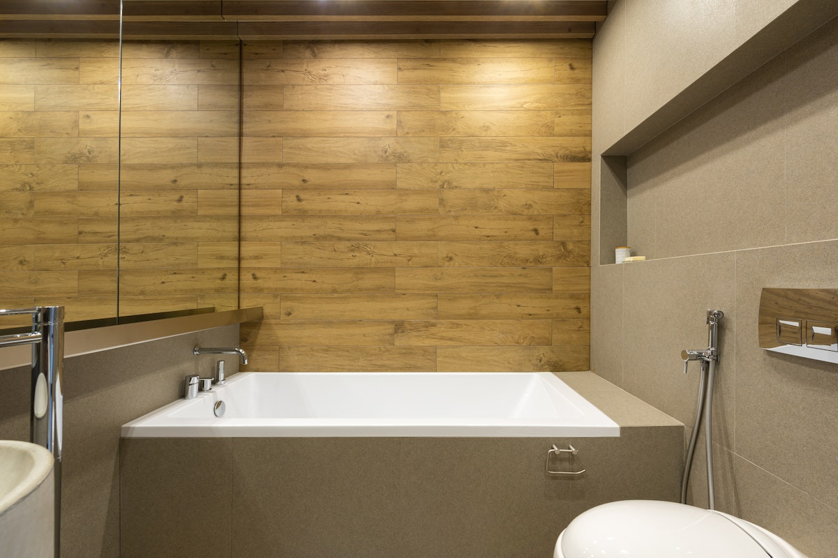 Idei amenajare baie - cum optimizezi mai bine spatiul dintr-o baie mica - baie cu cada si perete de lemn