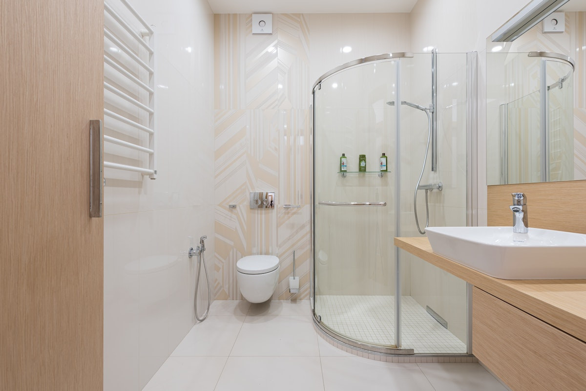 Idei amenajare baie - cum optimizezi mai bine spatiul dintr-o baie mica - baie cu dus pe colt, wc, chiuveta