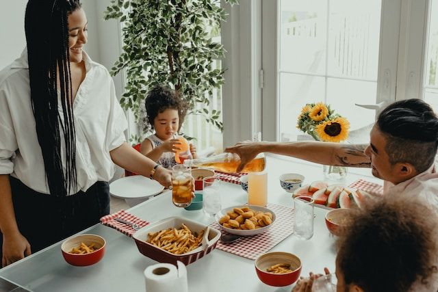 Amenajare dining – de ce merita sa organizezi un astfel de spatiu in locuinta ta_dining in familie
