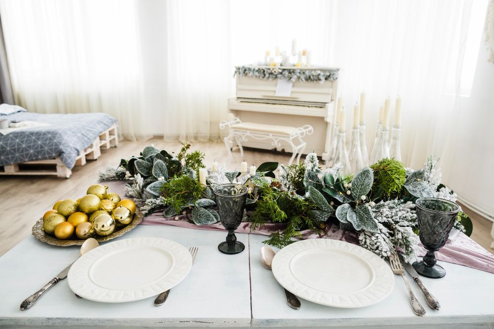 Amenajare dining – de ce merita sa organizezi un astfel de spatiu in locuinta ta_dining in stil boho cu decoratiuni florale