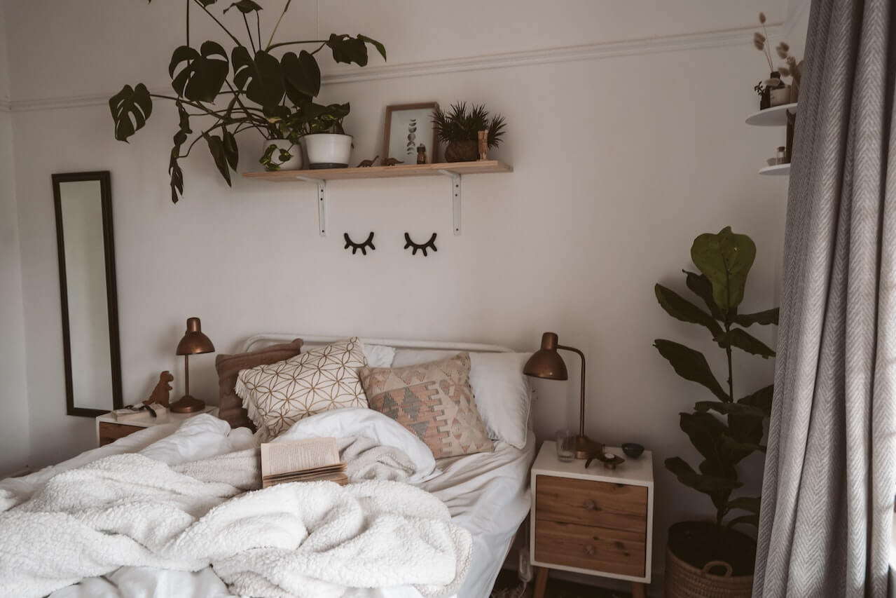 Idei de amenajare si decorare pentru un dormitor mic si patrat