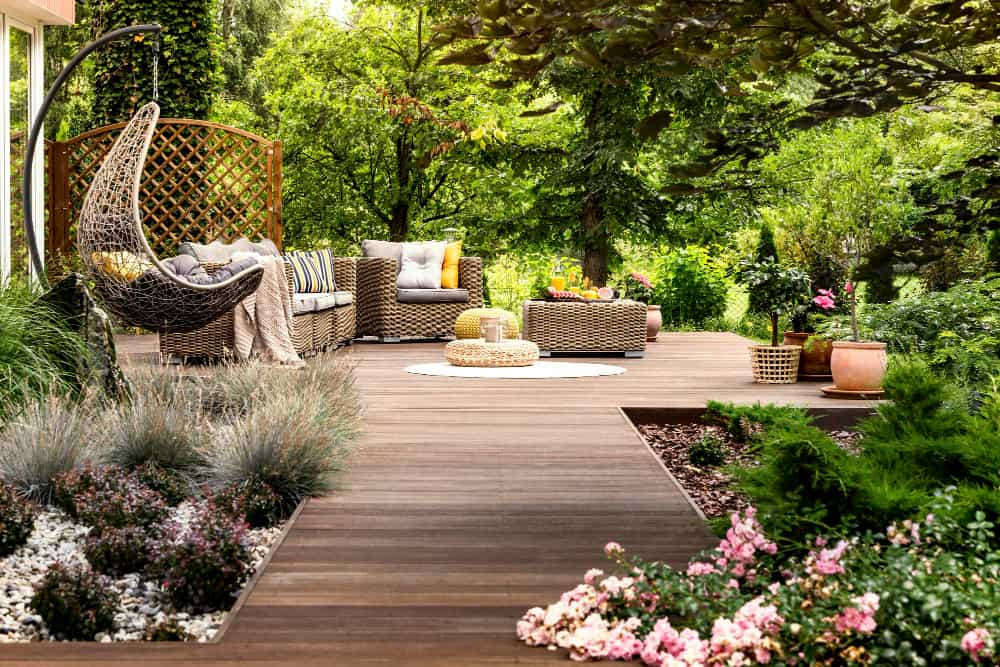 Amenajarea gradinii - ce reguli de amenajare pentru gradina trebuie sa respecti- gradina cu canapele si alee din lemn