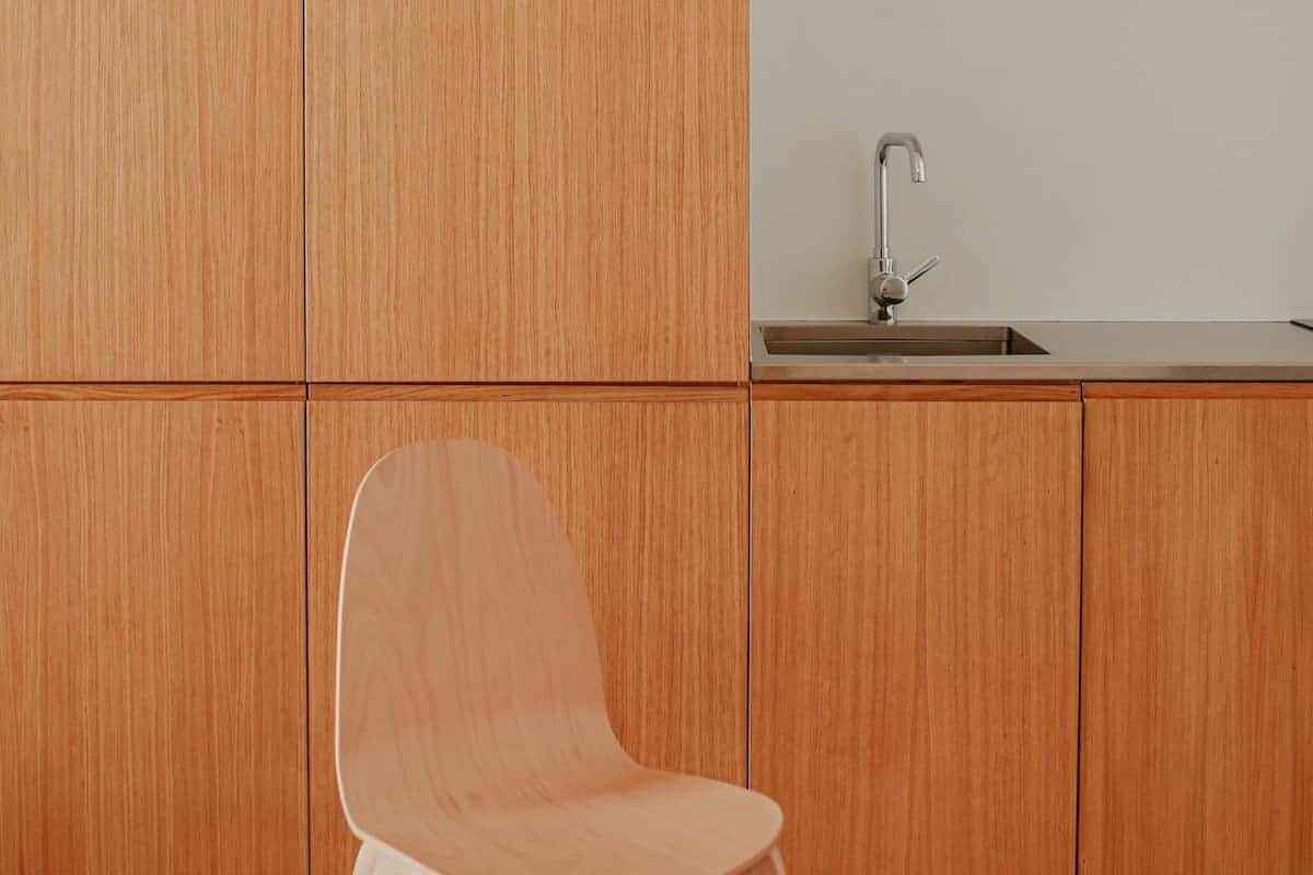 Mobila in bucataria minimalista - cum faci cele mai bune alegeri - mobilier lemn scaun retro