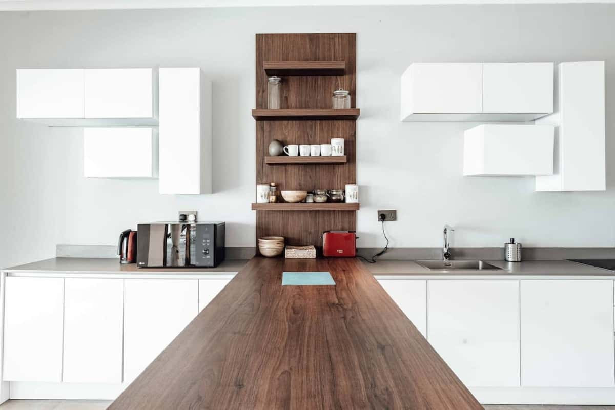 Mobila in bucataria minimalista - cum faci cele mai bune alegeri - blat lemn mobilier alb