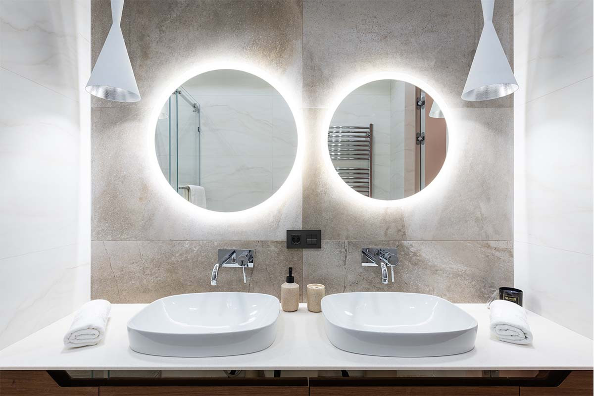 Decor baie -iluminat baie, lumini baie, amenajare baie, design interior baie, decoratiuni baie, accesorii baie, baie