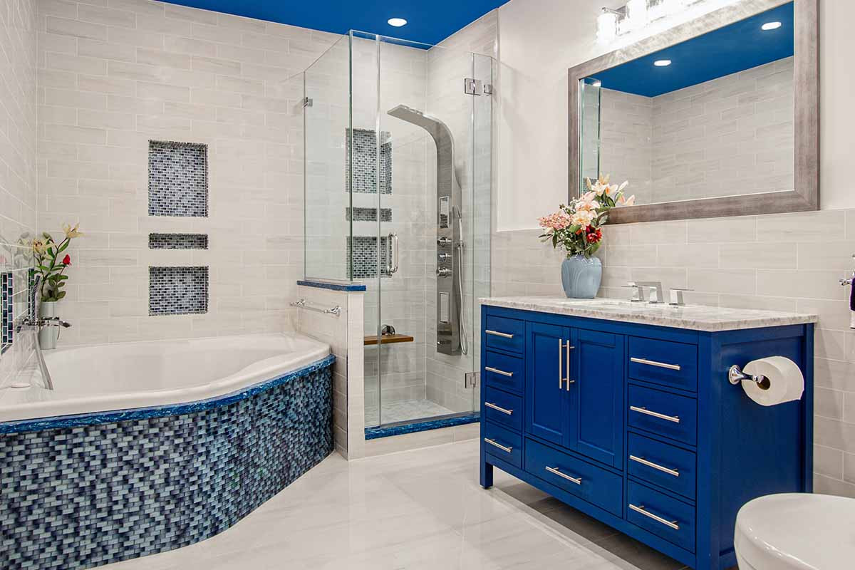Decor baie - baie simpla, baie albastra, amenajare baie simpla, design interior baie, decoratiuni baie simpla, accesorii baie, baie, mobila baie, design minimalist baie