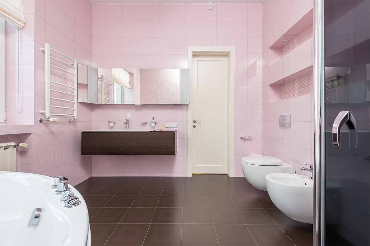 Decor baie  baie roz, design baie simplu, amenajare baie simpla, design interior baie, decoratiuni baie simpla, accesorii baie, baie, mobila baie, design minimalist baie