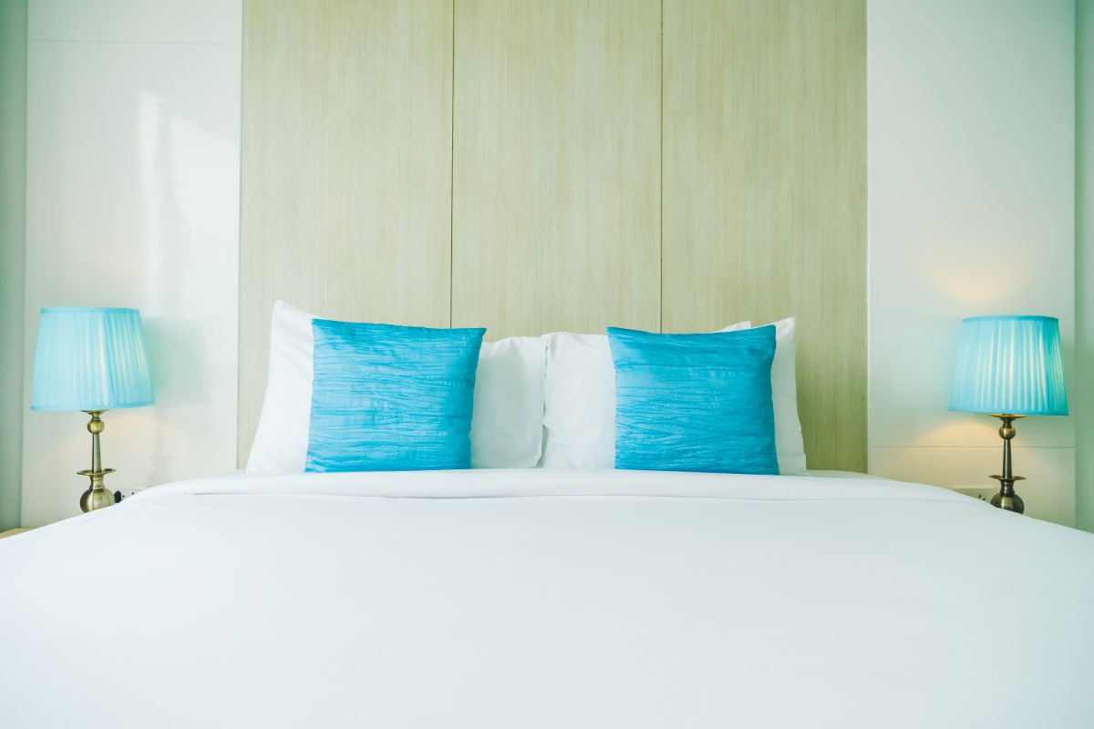 Dormitor albastrru - doua perne albastre, lustre cu albastru, lenjerie de pat alba