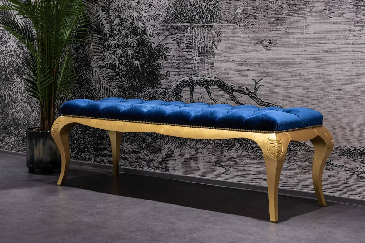 Dormitor albastru - mobila vintage abastra cu  auriu, tapet, planta in ghiveci