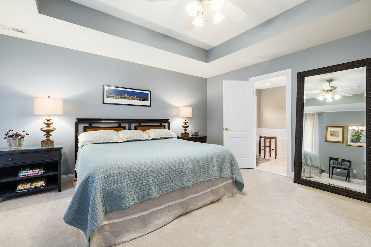 Dormitor albastru - tablou desupra patului, oglinda, camera spatioasa, covertura bleu