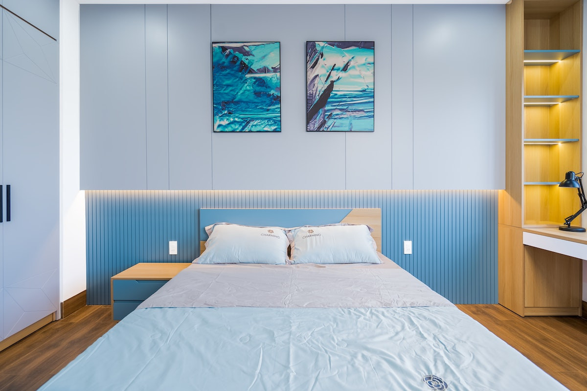 Dormitor albastru - doua tablouri, pat bleu, corp de iluminat, dulap albastru