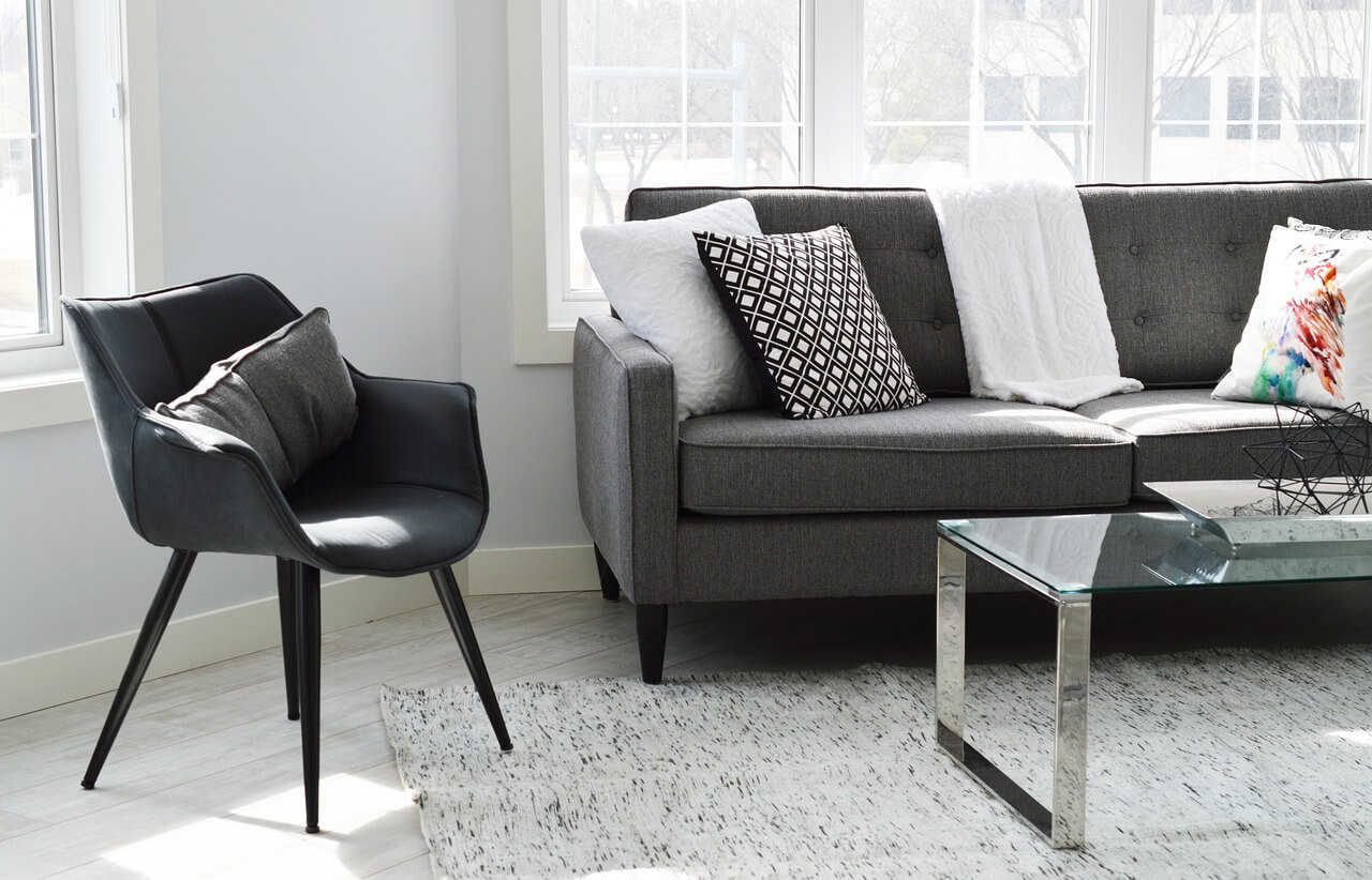 Amenajarea livingului in alb si gri - recomandari generale - scaun canapea gri inchis