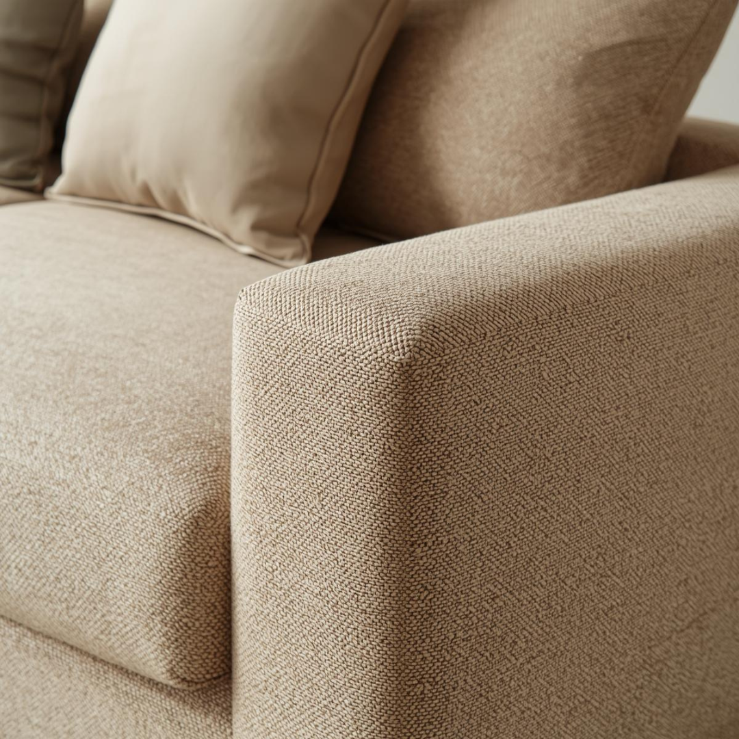 Canapea tapițată cu stofă, cu textură vizibilă a materialului, amplasată într-un living modern