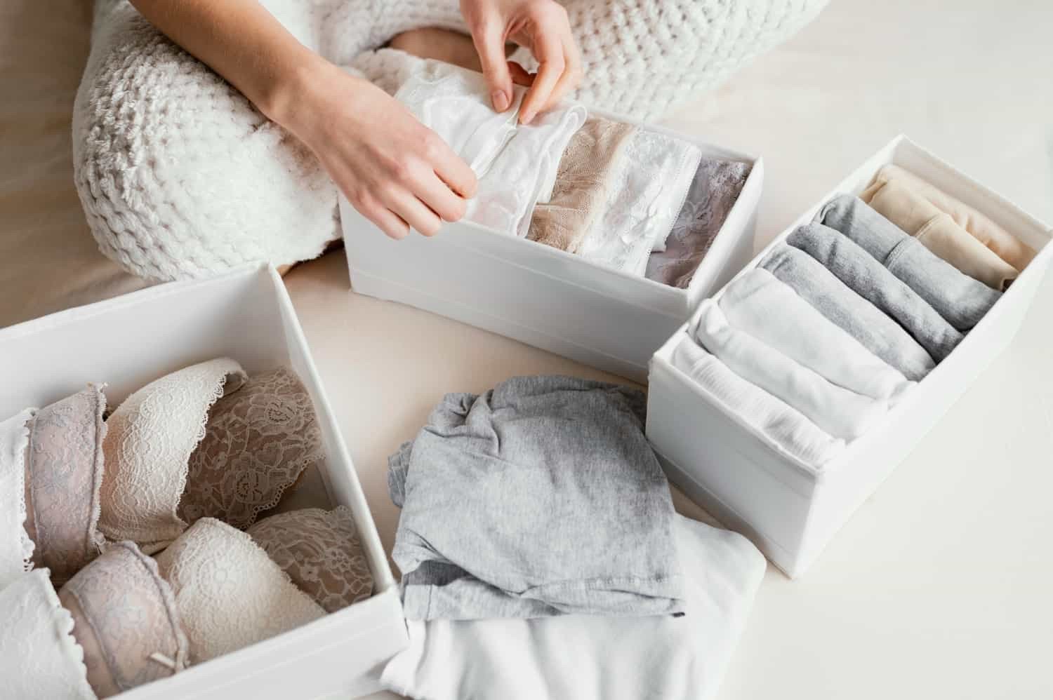 Organizare dulap haine - ce pasi trebuie sa urmezi - cutii cu lenjerie asezate pe jos