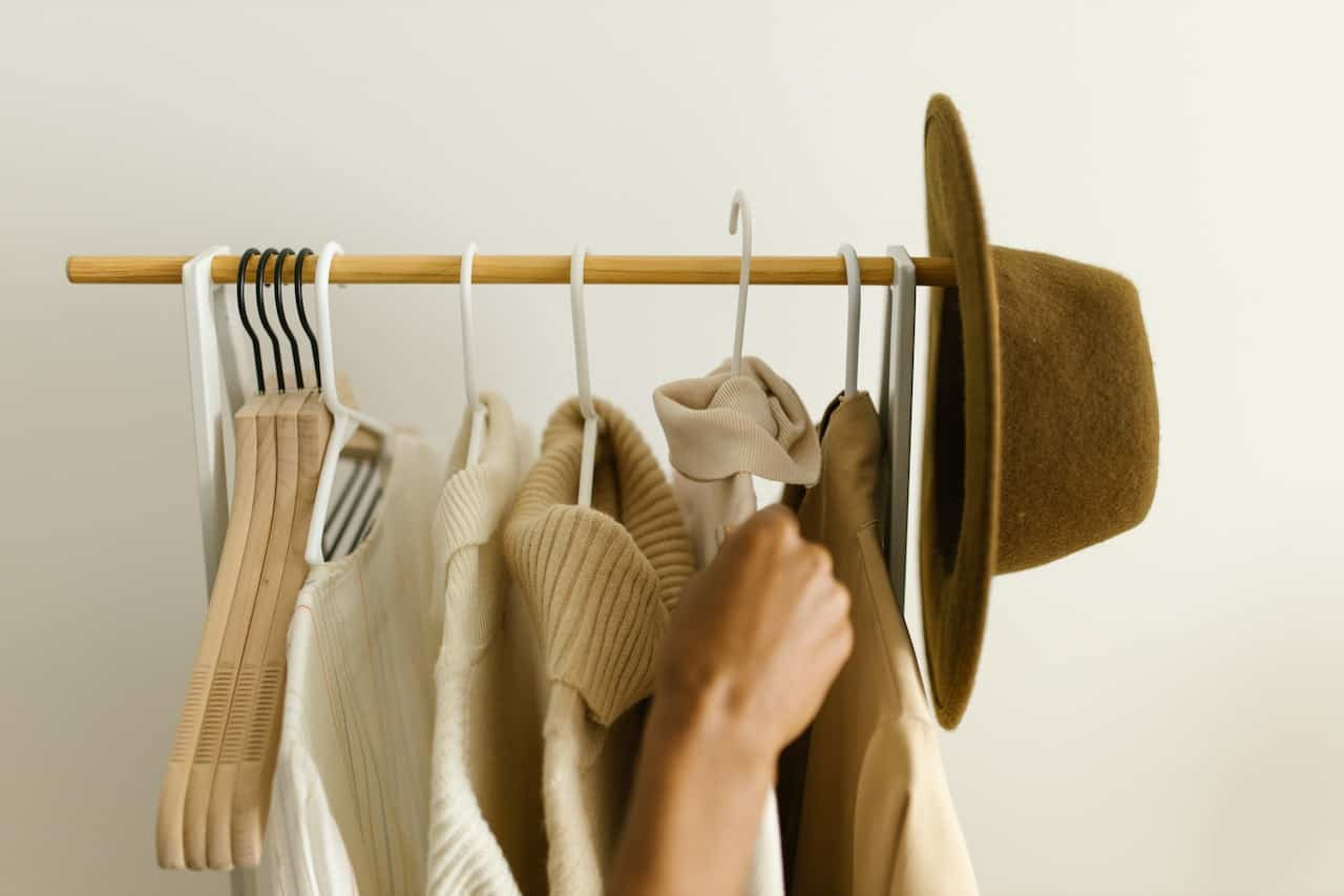 Organizare dressing haine - informatii utile pentru o organizare eficienta - haine bej si palarie
