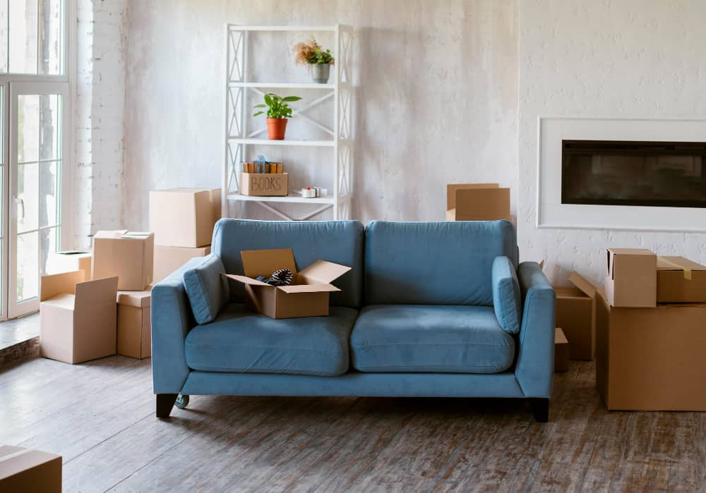 Stil eclectic in design interior - caracteristici- canapea albastra si cutii de carton
