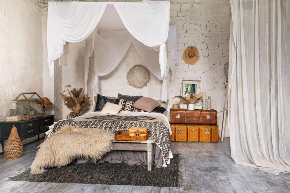 Stil eclectic in design interior - caracteristici- dormitor cu pat de lemn si baldachin