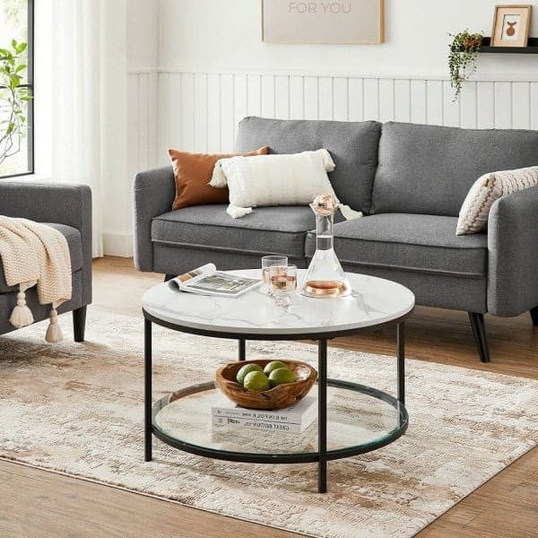 Stilul minimalist in design interior - idei practice de amenajare in stilul minimalist - canapea gri, masa cafea, perne