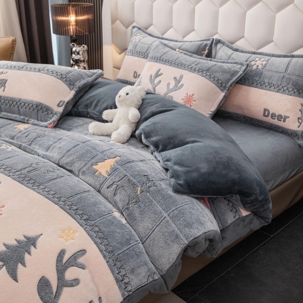 Lenjerie de pat Cocolino 4 piese cu reni și brazi, model iarnă gri-roz – 200x230 cm