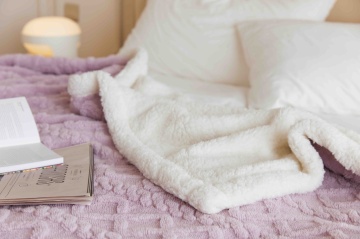 💜 Pătură Cocolino cu Blăniță 200x230 cm Lila | Model Tricot în Relief | Jojo Home – fotografie suplimentară de catalog