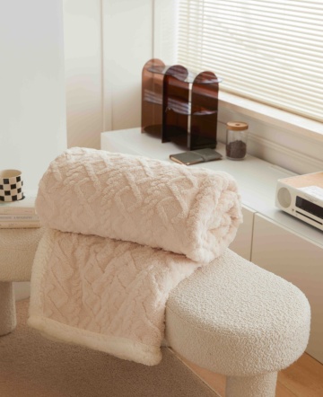 pătură crem rulat pe bancă tapițată, decor minimalist