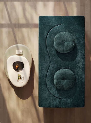 Vedere de sus: canapea verde închis cu perne rotunde, living contemporan