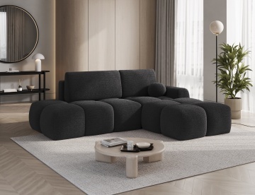 colțar Vittario negru vedere laterală în living luminos cu perdele și plantă decorativă