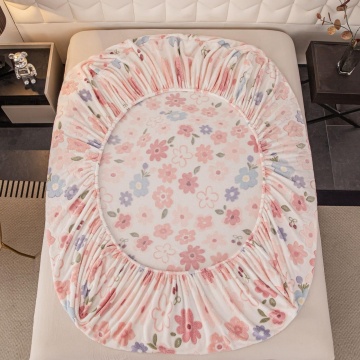 husă de pat Cocolino Jo-Jo Home crem cu elastic perimetral, imprimeu floral în nuanțe de roz, mov și verde, așezată pe saltea