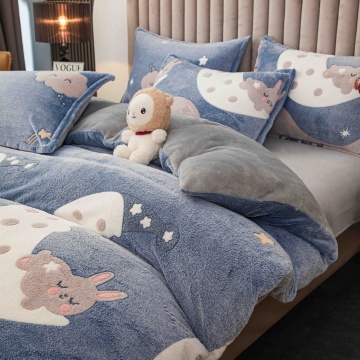 lenjerie Cocolino bleu Jo-Jo Home cu model lunar și iepurași, decorată cu jucărie de pluș și pernă gri catifelată