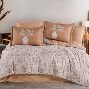 Lenjerie de pat din saten bumbac cu imprimeu floral în nuanțe de bej auriu, cu fețe de pernă cu motiv vază, aranjată pe pat dublu