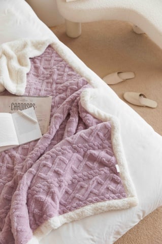 💜 Pătură Cocolino cu Blăniță 200x230 cm Lila | Model Tricot în Relief | Jojo Home – prezentare alternativă a produsului