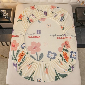 husă de pat Cocolino Jo-Jo Home Camellia cu elastic perimetral, model floral colorat pe fundal crem, așezată pe saltea