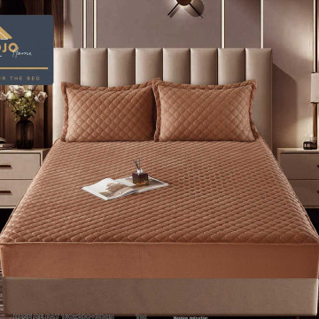 Husa de pat matlasata si 2 fete de perne din catifea, cu elastic, model tip topper, pentru saltea 160x200 cm, maro, HTC-43 - Img 1