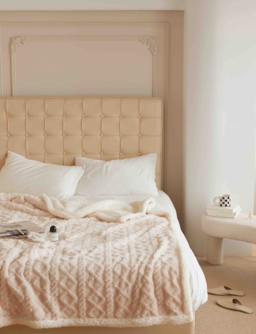 pătură crem cu textură în relief, decor luminos cu fereastră mare
