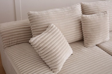 Detaliu perne Colțar crem confortabil pentru living modern