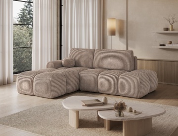 colțar Vittario bej taupe din material reiat în living cu fereastră mare și măsuță dublă
