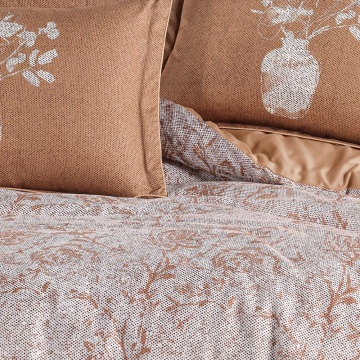 Detaliu lenjerie de pat din saten bumbac cu pilotă florală bej auriu și fețe de pernă cu imprimeu vază
