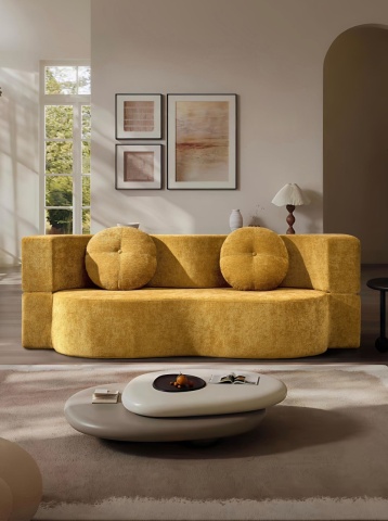 Vedere frontală: canapea muștar, perne rotunde, living minimalist cu tablouri