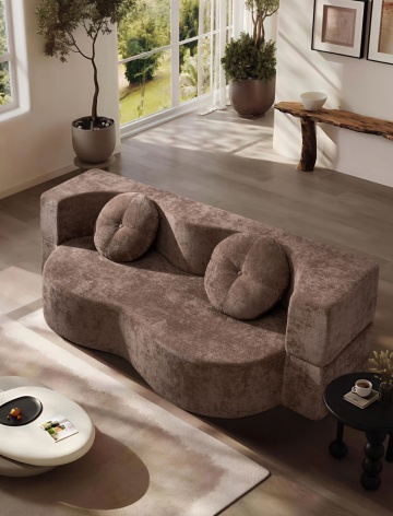 Canapea maro din spumă premium cu memorie, densitate mare – perspectivă oblică în living luminos