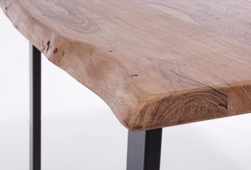 Detaliu blat din lemn masiv de acacia cu margine naturală Live Edge
