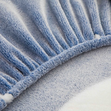 detaliu de textură moale a materialului Cocolino bleu, cu elastic fin în zona marginii
